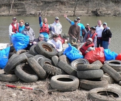 Evergy volunteers clean up trash from the Missouri River in partnership with Missouri River Relief